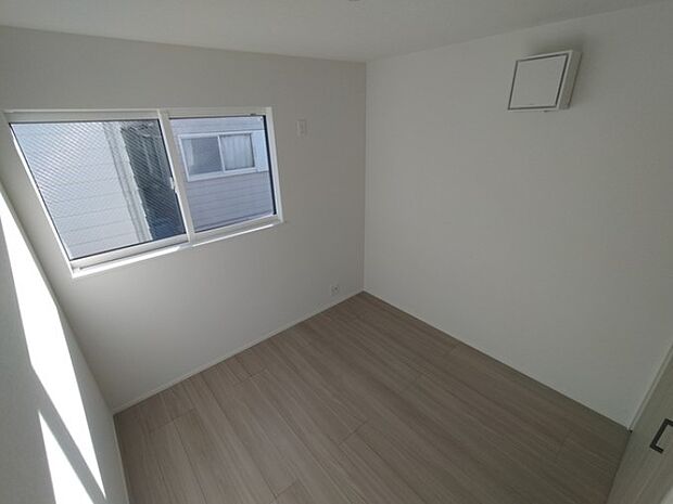 柔らかな光り差し込む家族に優しい洋室は子供部屋にぴったり。