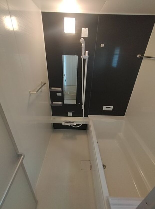 心地よいバスタイムを演出する浴室はゆとりあるサイズを採用。保温機能付き、汚れをはじく有機ガラス系の新素材を採用した浴室。美しく機能的な設備を採用。