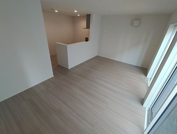 忙しい朝でも家族揃って食事をして頂ける、ゆとりある大きさのダイニングスペース。奥様の手料理をカウンター越しに受けとって頂き、テーブルで囲む素敵な時間を存分にお愉しみ下さい。