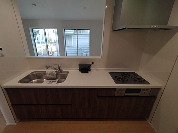三口コンロで料理の幅を拡げてくれる使いやすいシステムキッチンを採用。洗い場も大きいので野菜や食器を洗ったりする際にも捗り、奥様の強い味方となってくれるはずです。