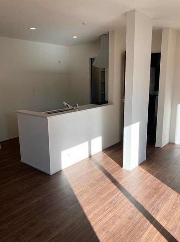 明るく開放的なダイニング。家族とのコミュニケーションが取りやすく、みんなの笑顔が溢れます