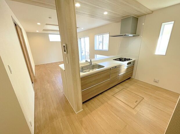 三口コンロで料理の幅を拡げてくれる使いやすいシステムキッチンを採用。洗い場も大きいので野菜や食器を洗ったりする際にも捗り、奥様の強い味方となってくれるはずです。