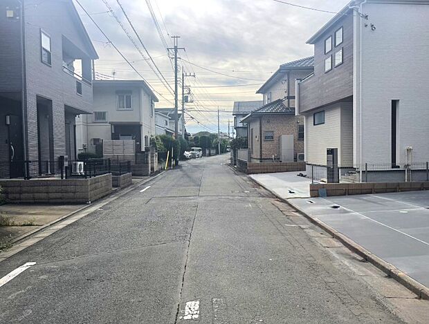 居住者の帰り、訪れる方を優しく迎える・安らぎに満ちた生活空間を予感させる。健やかな暮らしを楽しめそう。