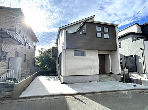 ゆったりとした駐車スペースを確保いたしましたので、大きめのお車でも駐車可能です。自転車やバイクなど、ゆとりのある敷地で置き場所に困ることはないでしょう。