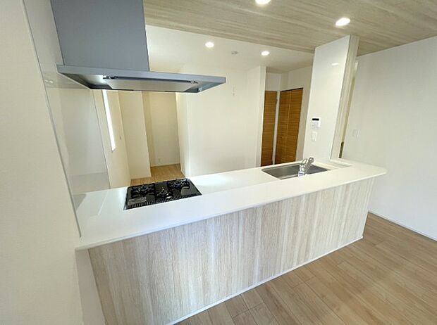 忙しい朝でも家族揃って食事をして頂ける、ゆとりある大きさのダイニングスペース。奥様の手料理をカウンター越しに受けとって頂き、テーブルで囲む素敵な時間を存分にお愉しみ下さい。