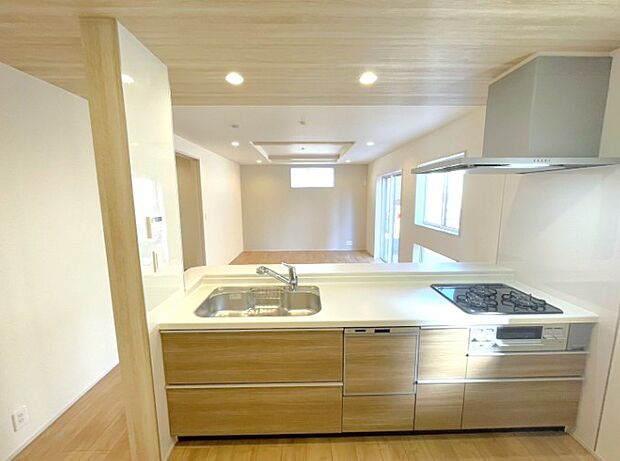 カウンターキッチンなら、リビングで遊ぶ子供の様子を見ながら料理ができるので安心です。料理を運んでもらったり、子供にお手伝いしてもらいやすいのもいいですね♪