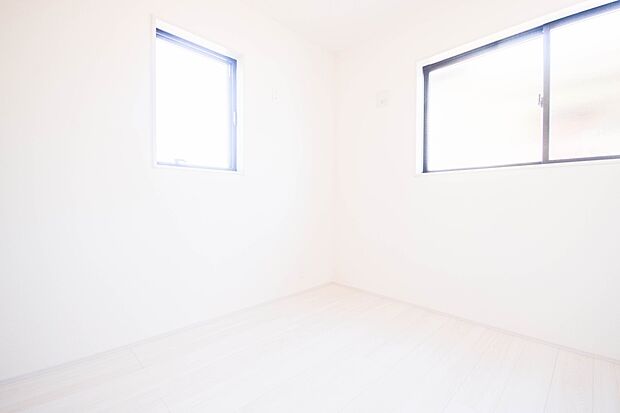 明るい窓のあるお部屋は子供部屋にぴったり。可愛い家具で素敵なお部屋に。