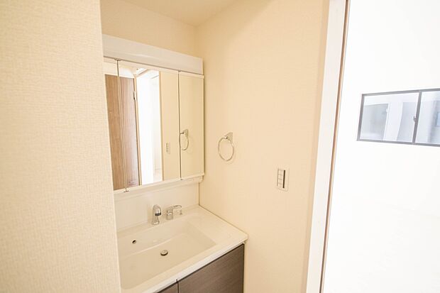 大きく見やすい三面鏡で清潔感ある洗面台は、身だしなみチェックや肌のお手入れに最適です。何かと物が増える場所だからこそ、スッキリと見映えの良い空間に拵えました。