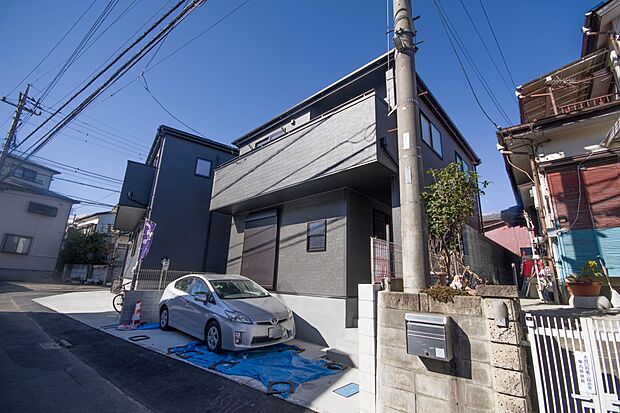 街に溶け合う美しい景観と、採光や風通しを考えて設計された間取り。近隣の視線を考え調整した窓位置など、外観だけでなく、住まうご家族の心地よさを最優先しました。