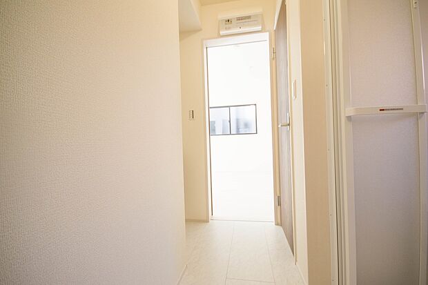 毎日使う洗濯機。しっかりと奥行きのある置き場が確保されています。