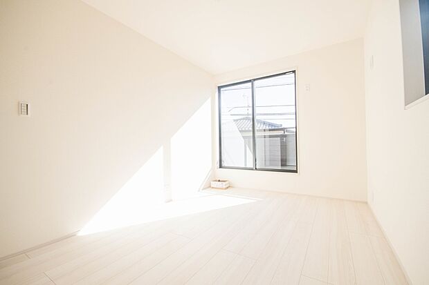 独立性を高めたお部屋。たっぷりの収納も配備しており、片付いた空間を現実出来そう。陽光も降り注ぐ明るく開放的な空間が魅力的。