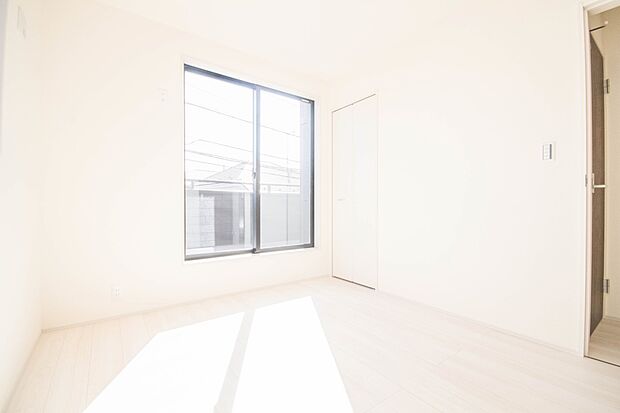 陽光が降り注ぐ明るく開放的な空間が魅力的。