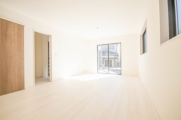 明るく開放的なダイニング。家族とのコミュニケーションが取りやすく、みんなの笑顔が溢れます