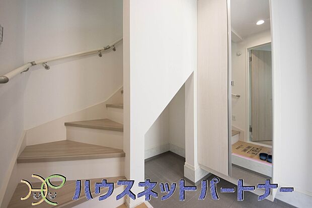 家の顔となる玄関は、格調高いデザインが求められます。高級感と断熱性、防犯性に優れた玄関ドアを標準装備。ピッキング対策のセキュリティサムターン等、防犯に考慮しました。