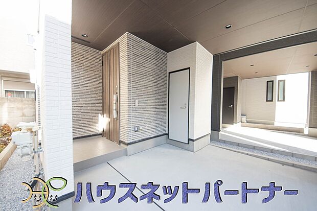 上質感漂う玄関へのアプローチ。居住者の帰り、訪れる方を優しく迎える・安らぎに満ちた生活空間を予感させる。健やかな暮らしを楽しめそう。