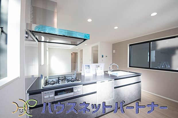 インテリア性の高い人工大理石のキッチン。耐熱性・耐衝撃性のほか薬品性・擦傷性に優れお手入れが簡単です。おしゃれな見た目と清潔感で大変人気があります。