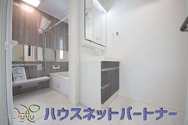 美しく洗練された空間に演出しました。顔を洗って一日が始まり、歯を磨いて一日が終わる。洗面化粧台にそんな思いを込めて造り込みました。