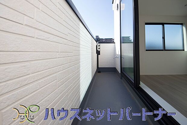 青い空が近くに感じるバルコニーは、爽やかな風をお部屋へ運んでくれます。