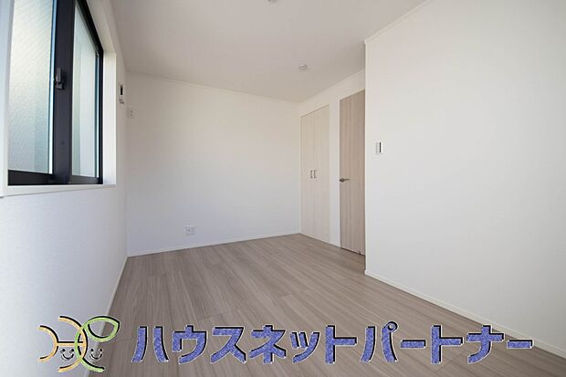 落ち着いた雰囲気の洋室はベッドを置いてご夫婦の寝室にいかがですか。