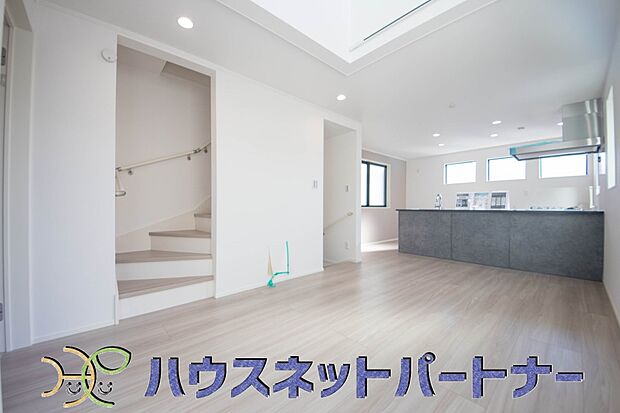 キッチンカウンターがあると配膳が楽なことがメリットの一つ。後片付けをするときも、ダイニングテーブルからあまり動かずに流し台へ運ぶことができるので便利です♪