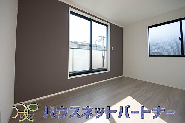 独立性を高めたお部屋。たっぷりの収納も配備しており、片付いた空間を現実出来そう。陽光も降り注ぐ明るく開放的な空間が魅力的。