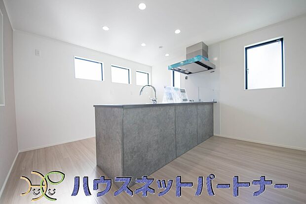 カウンターキッチンなら、リビングで遊ぶ子供の様子を見ながら料理ができるので安心です。