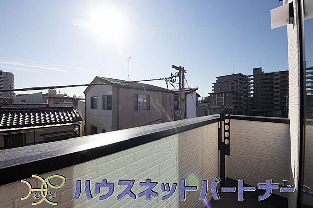 3階から窓を開ければ清清しい景色が望めます。