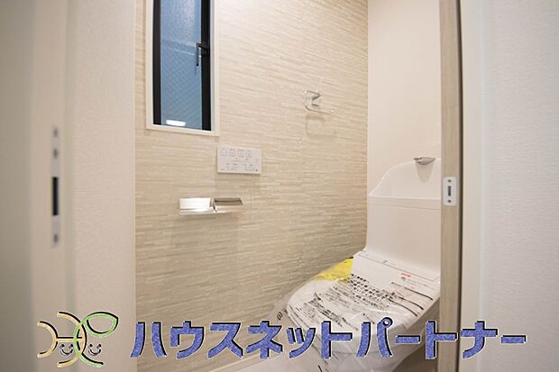 明るい窓から光が差し込むトイレはシャワー付き。癒しの空間になります。