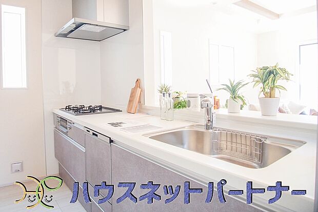 三口コンロで料理の幅を拡げてくれる使いやすいシステムキッチンを採用。洗い場も大きいので野菜や食器を洗ったりする際にも捗り、奥様の強い味方となってくれるはずです。