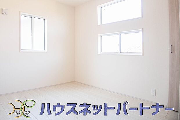 バルコニーに直接出入りできるお部屋です。ちょっと外の空気を吸いたい時や、ベランダでミニガーデニングなども楽しめそうです。