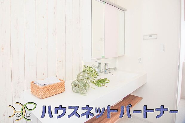 大きく見やすい三面鏡で清潔感ある洗面台は、身だしなみチェックや肌のお手入れに最適です。何かと物が増える場所だからこそ、スッキリと見映えの良い空間に拵えました。