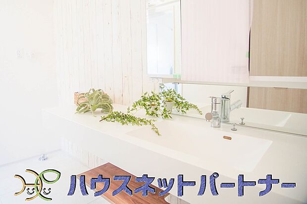 洗面室のある脱衣所は広々。脱いだお洋服をそのままお洗濯。