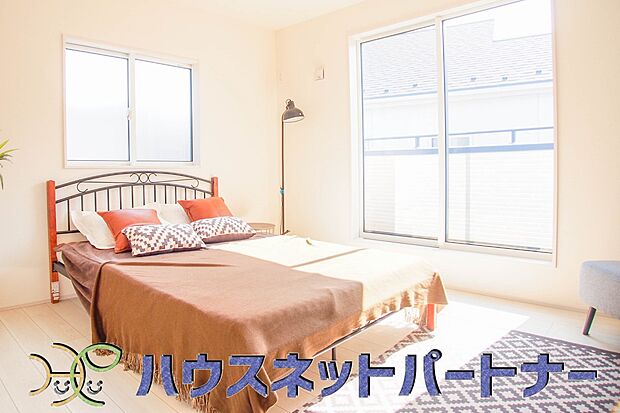 独立性を高めたお部屋。たっぷりの収納も配備しており、片付いた空間を現実出来そう。陽光も降り注ぐ明るく開放的な空間が魅力的。