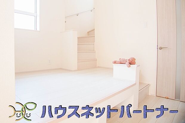 独立性を高めたお部屋。たっぷりの収納も配備しており、片付いた空間を現実出来そう。陽光も降り注ぐ明るく開放的な空間が魅力的。