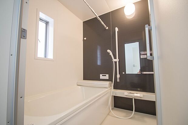 心地よいバスタイムを演出する浴室はゆとりあるサイズを採用。保温機能付き、汚れをはじく有機ガラス系の新素材を採用した浴室。美しく機能的な設備を採用。