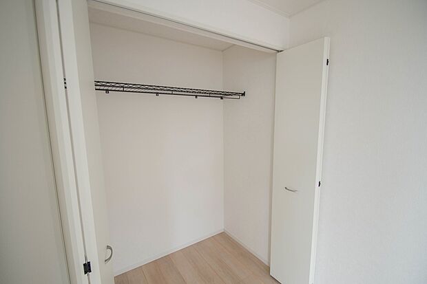 壁面クローゼットのメリットは、衣類が横一列に並ぶためひと目で洋服が選びやすいこと。衣類をたくさんお持ちの方も、限られたスペース内に無理なく収納することができます。