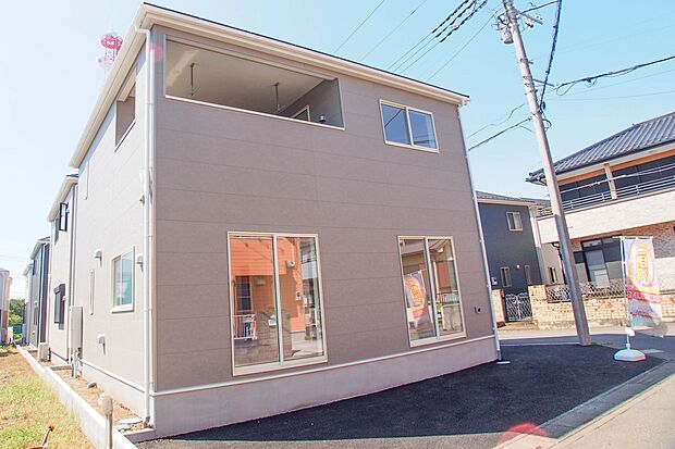 太陽に愛された邸は、陽当り・通風に優れた魅力的で快適さを追求した新築戸建でした。ここに住むからこそ意味がある。そんな特別感に浸りながら、毎日をお過ごしして欲しいです。