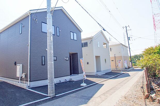 前面道路の日当たりの良い明るいお家。