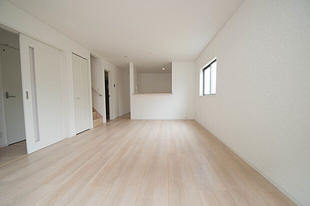 通風・採光に優れ、心地よい光と風が溢れています。 贅沢で豊かな居住性と、プライドを満たすクオリティが見事に調和した住空間。新築ならではの快適なひとときをご体感頂ける筈です。