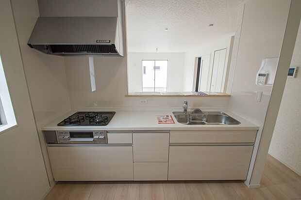 家族の様子を見ながらキッチンでお料理。一日の出来事を会話しながらの家事は嬉しいコミュニケーション。