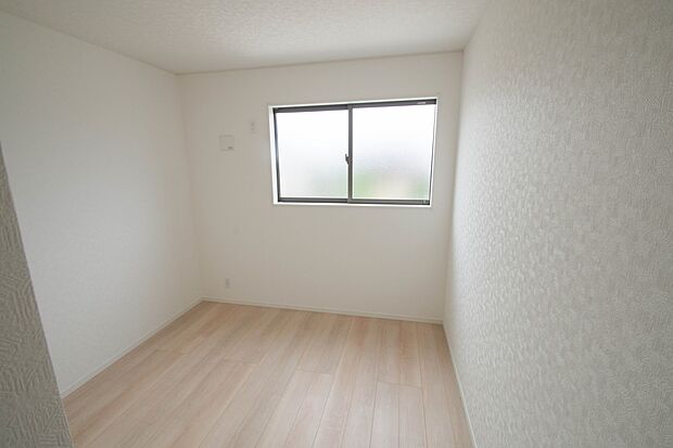 明るい窓のあるお部屋は子供部屋にぴったり。可愛い家具で素敵なお部屋に。