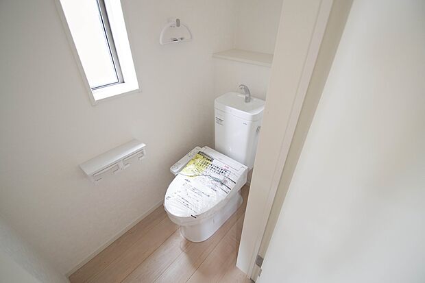 快適な生活を送るための必須アイテムとなった洗浄機能付トイレ。おしり洗浄、ビデ洗浄、暖房便座の3つの機能を標準装備しています。