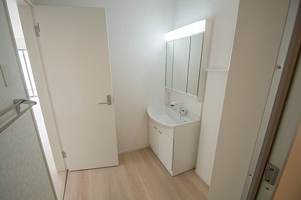 大きく見やすい三面鏡で清潔感ある洗面台は、身だしなみチェックや肌のお手入れに最適です。何かと物が増える場所だからこそ、スッキリと見映えの良い空間に拵えました。