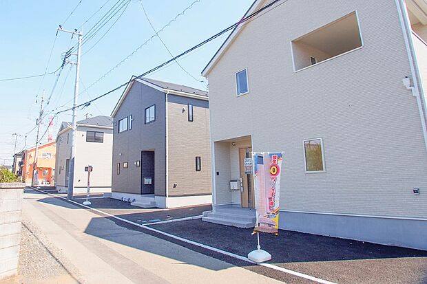 街に溶け合う美しい景観と、採光や風通しを考えて設計された間取り。近隣の視線を考え調整した窓位置など、外観だけでなく、住まうご家族の心地よさを最優先しました。