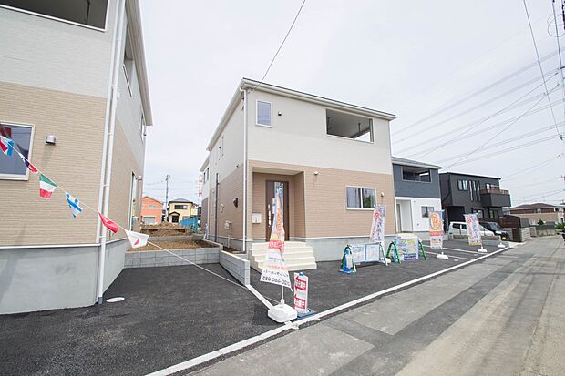 街に溶け合う美しい景観と、採光や風通しを考えて設計された間取り。近隣の視線を考え調整した窓位置など、外観だけでなく、住まうご家族の心地よさを最優先しました。