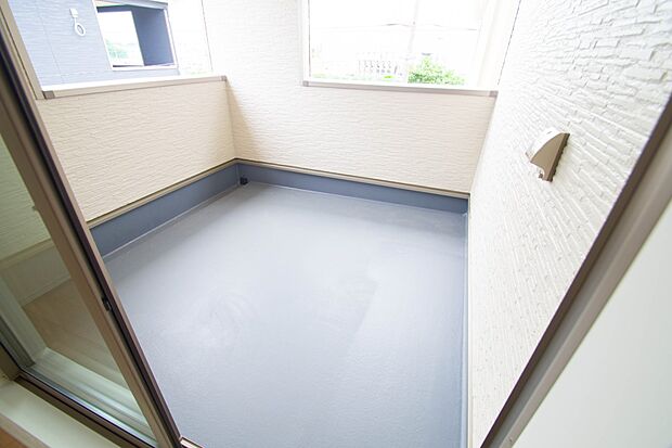 朝の澄んだ空気や、夕方に吹く清々しい風を五感で感じられるバルコニー。住まいの中で唯一屋外にあって、本当の自然を感じられるスペースです。