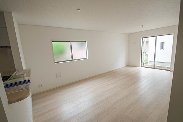 忙しい朝でも家族揃って食事をして頂ける、ゆとりある大きさのダイニングスペース。奥様の手料理をカウンター越しに受けとって頂き、テーブルで囲む素敵な時間を存分にお愉しみ下さい。