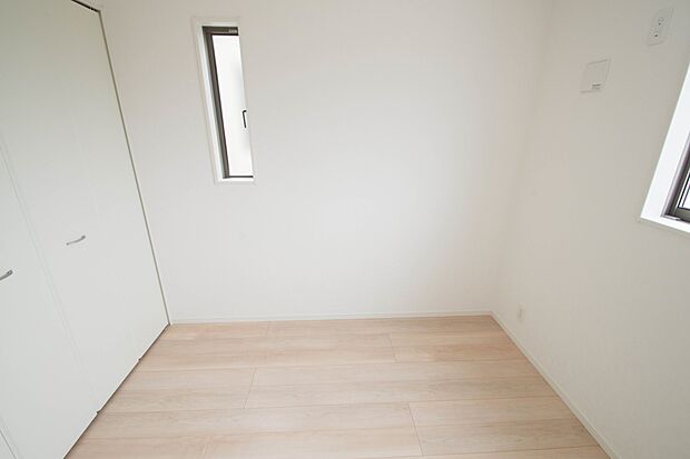 独立性を高めたお部屋。たっぷりの収納も配備しており、片付いた空間を現実出来そう。陽光も降り注ぐ明るく開放的な空間が魅力的。