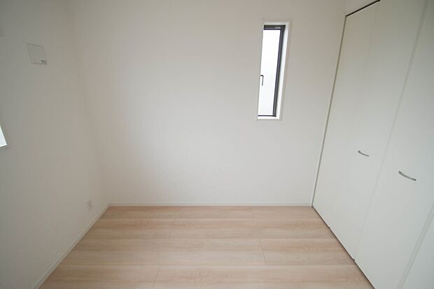 独立性を高めたお部屋。たっぷりの収納も配備しており、片付いた空間を現実出来そう。陽光も降り注ぐ明るく開放的な空間が魅力的。