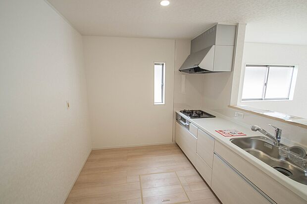 明るく開放的なオープンキッチン。家族とのコミュニケーションが取りやすく、みんなの笑顔が溢れます。